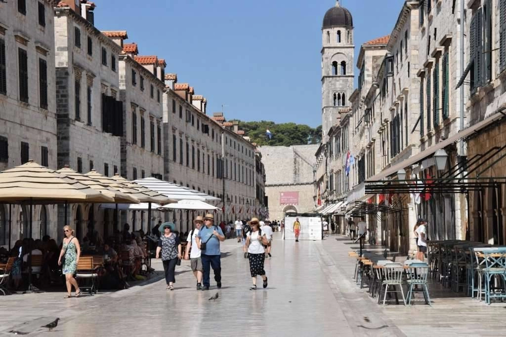 ODOŠE... Konobari i kuhari iz BiH spremaju se za sezonu u Hrvatskoj, plaće iznad 2.000 eura